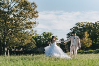 <大都会の中で緑に囲まれての撮影が叶う>自然の中でのんびりナチュラルな写真が撮りたい方におすすめ!自由に選べる公園ロケフォト