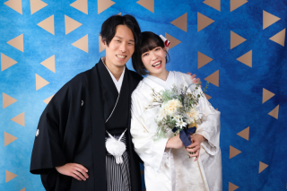 シンプルな背景は、おふたりのスタイリングを際立てます