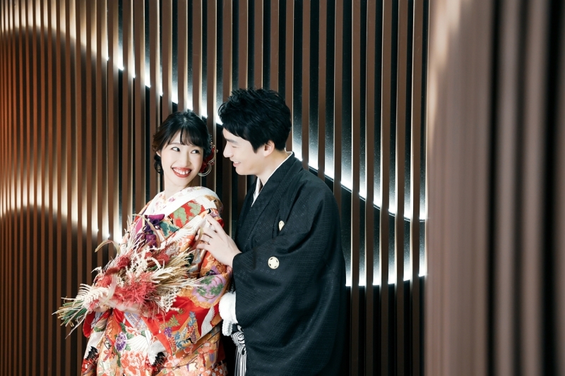 美しいご新婦様をのぞき込む新郎様♪