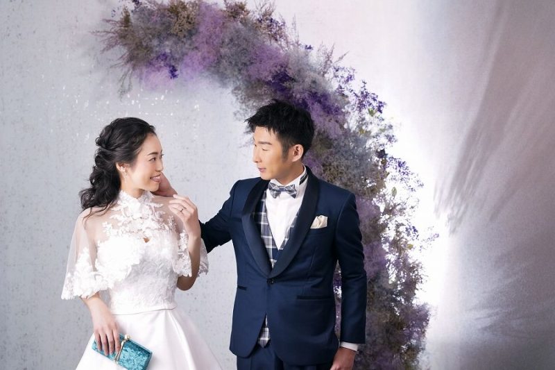 そっと髪に触れて