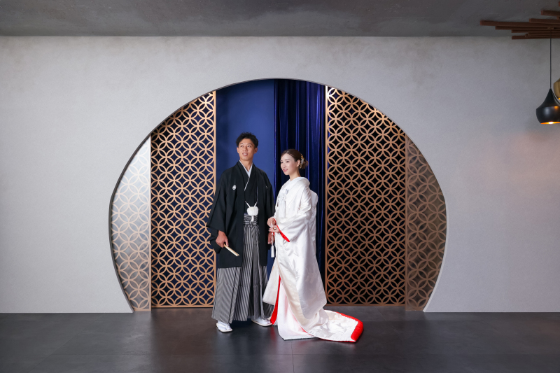 洗練された円窓背景で描く、新時代の和装スタイル