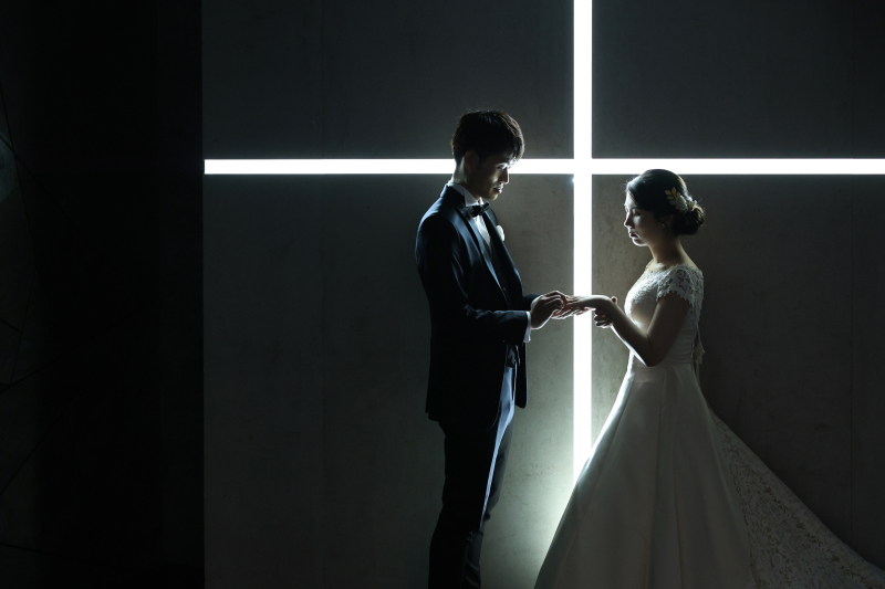 神秘的な十字架の前で