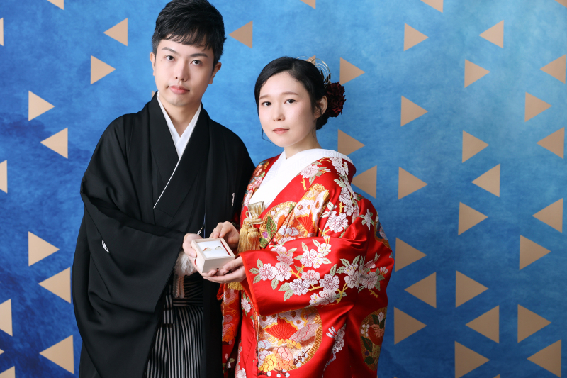 青い背景に映える赤。計算された色彩の美しさ