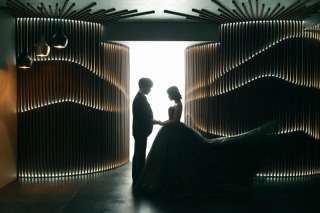 光を背にして並ぶ姿