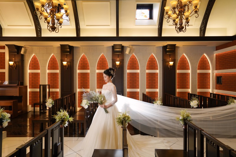 神聖なチャペルで…