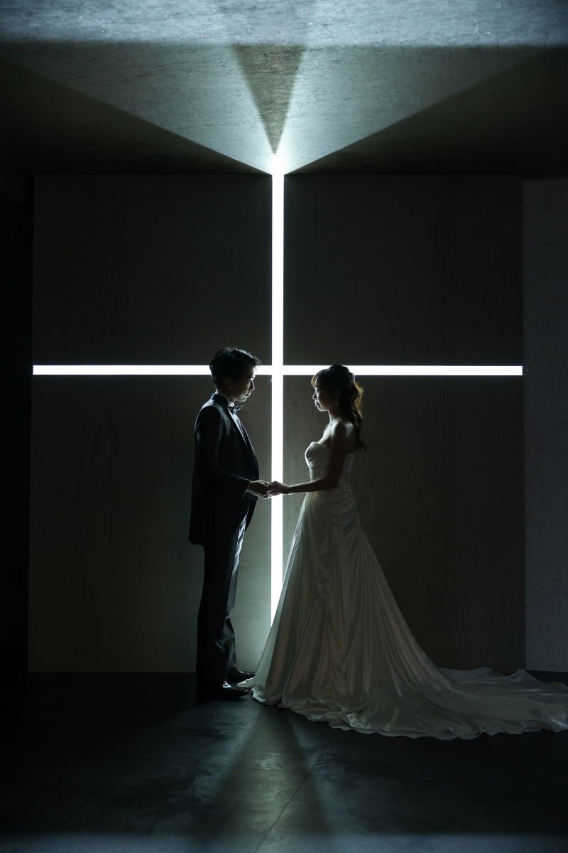 十字架の前で愛の誓いを