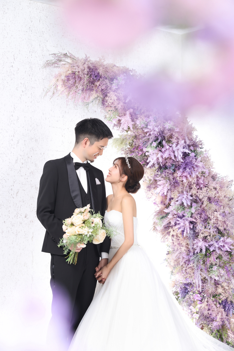 紫の花々に囲まれた空間で