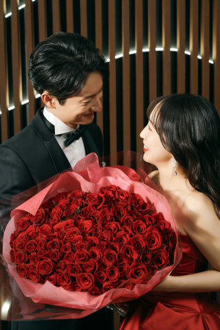 100本のバラで「一生に一度」の想いを伝える