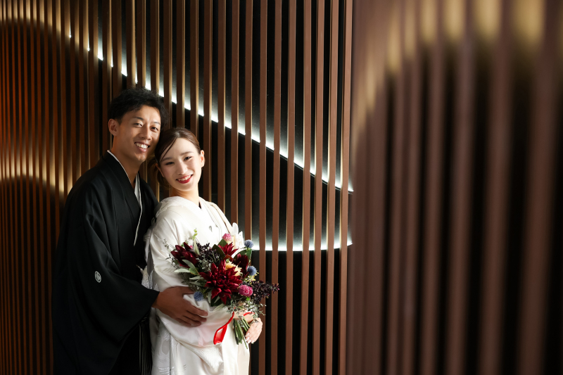 見つめ合うお二人の自然体な表情を、ドラマチックな光で包んで