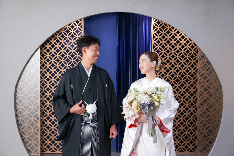 心通わせる瞬間を、ドラマチックな円窓が彩る