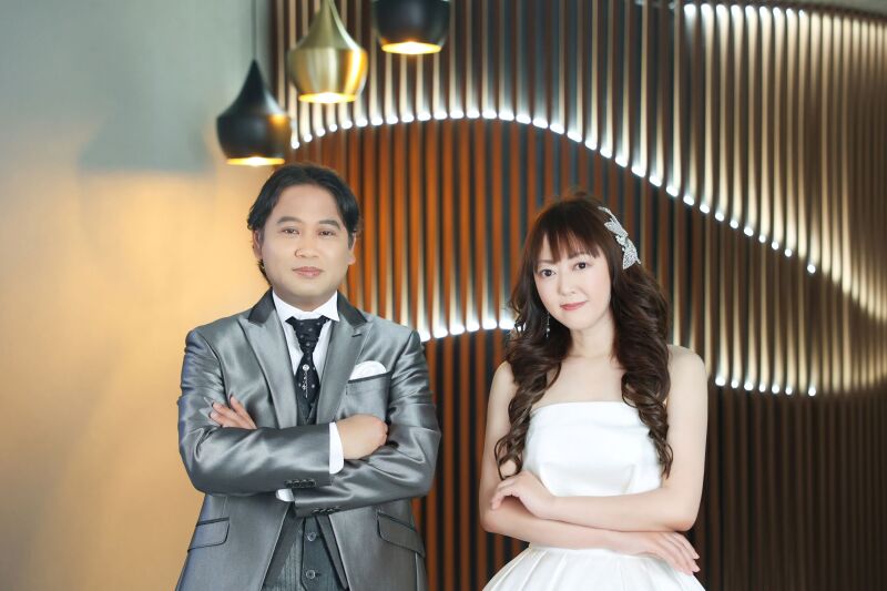 肩を寄せ合って