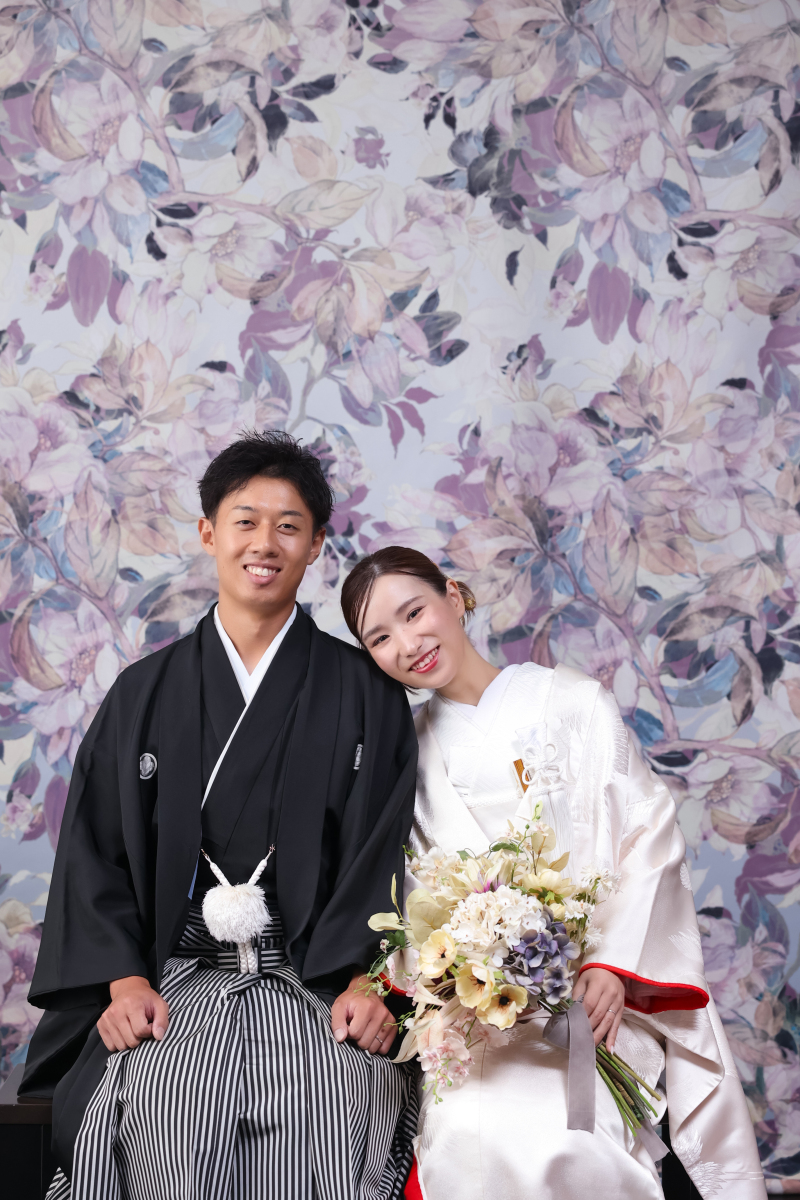 白無垢の白を引き立てる、多幸感あふれる寄り添い