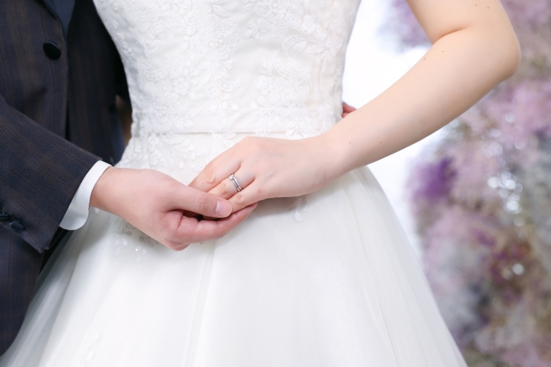 ふたり手を取り合って