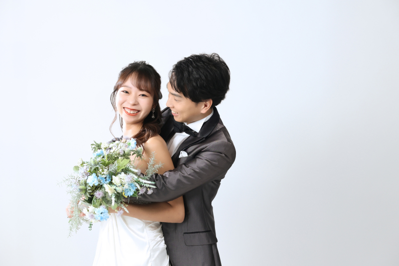 無垢なホワイトで幸せな笑顔を