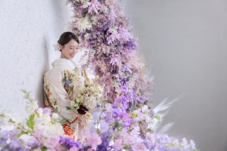 紫の花に包まれてしっとりとした和装の装いで