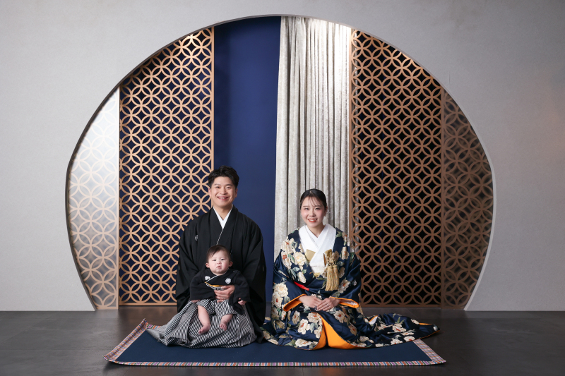 家族3人の笑顔が、幸せな未来を感じさせる