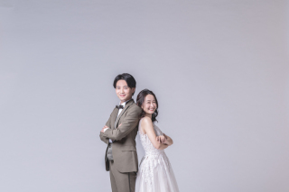 背中合わせで微笑むお2人。