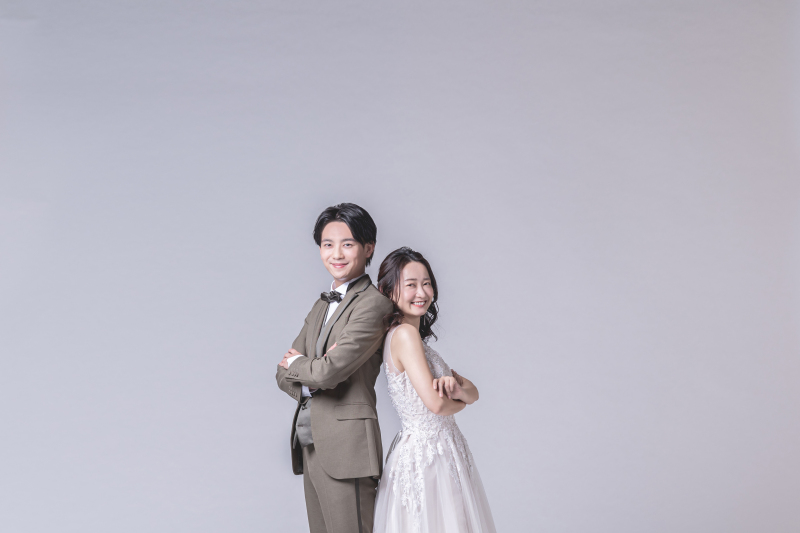 背中合わせで微笑むお2人。