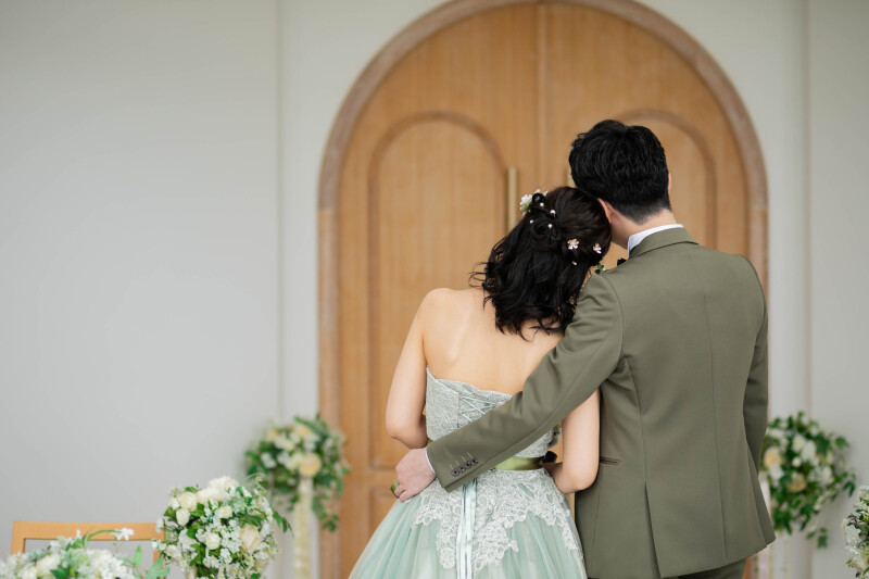 寄り添う後ろ姿