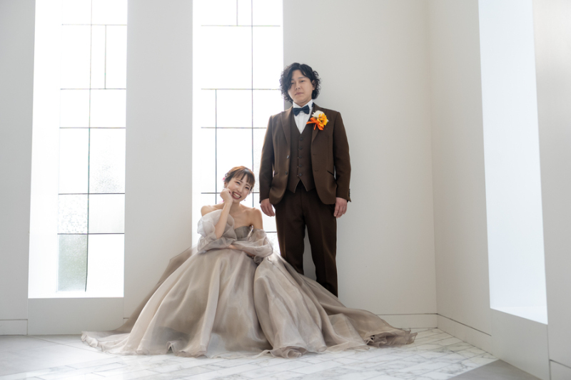 グレージュカラーのカラードレス