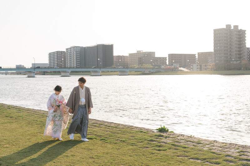 川沿いを仲良く歩くお二人・・・