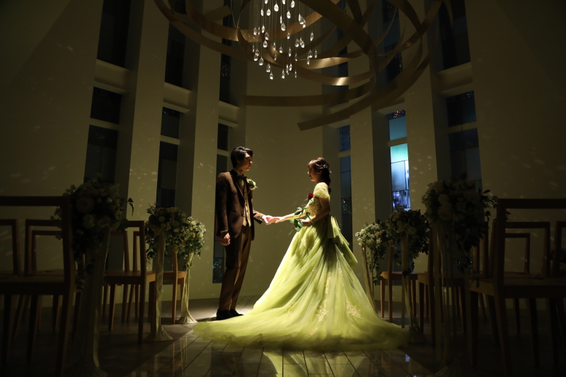 夜のロマンチックなチャペルで！