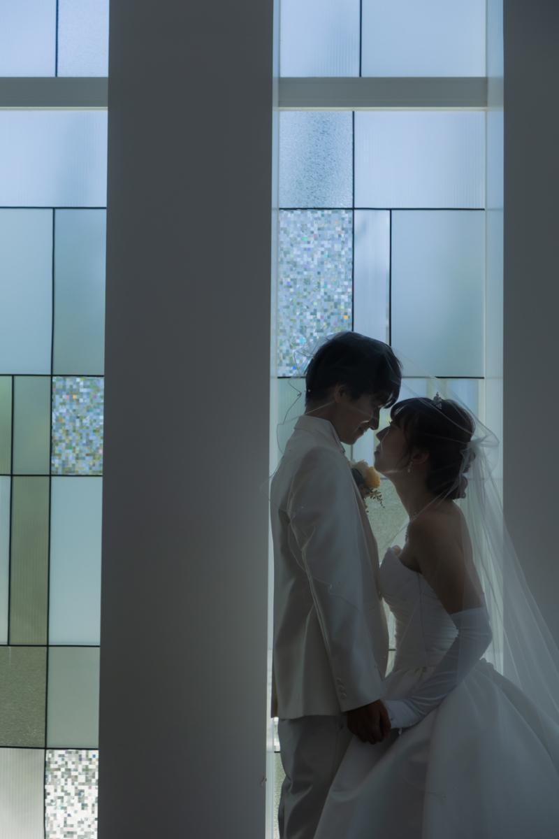 大きな窓の前でロマンティックな一枚&hellip;