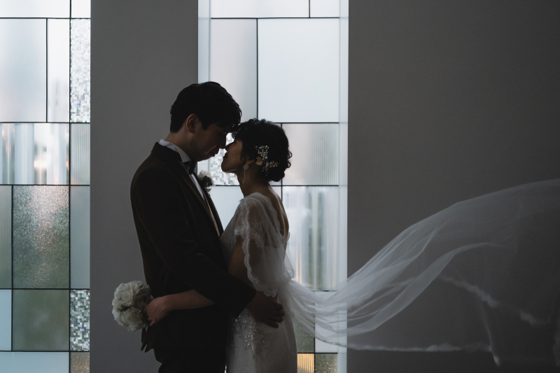 ドレスをなびかせて