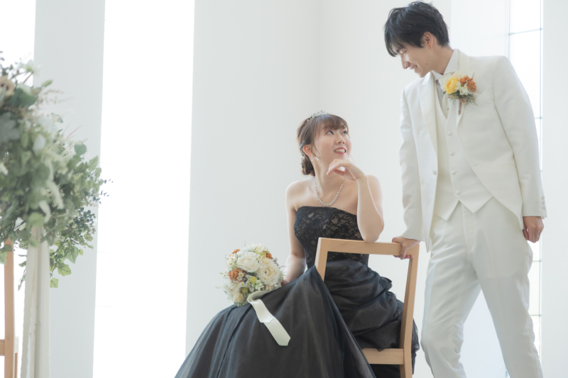 座ってリラックスしたポーズで