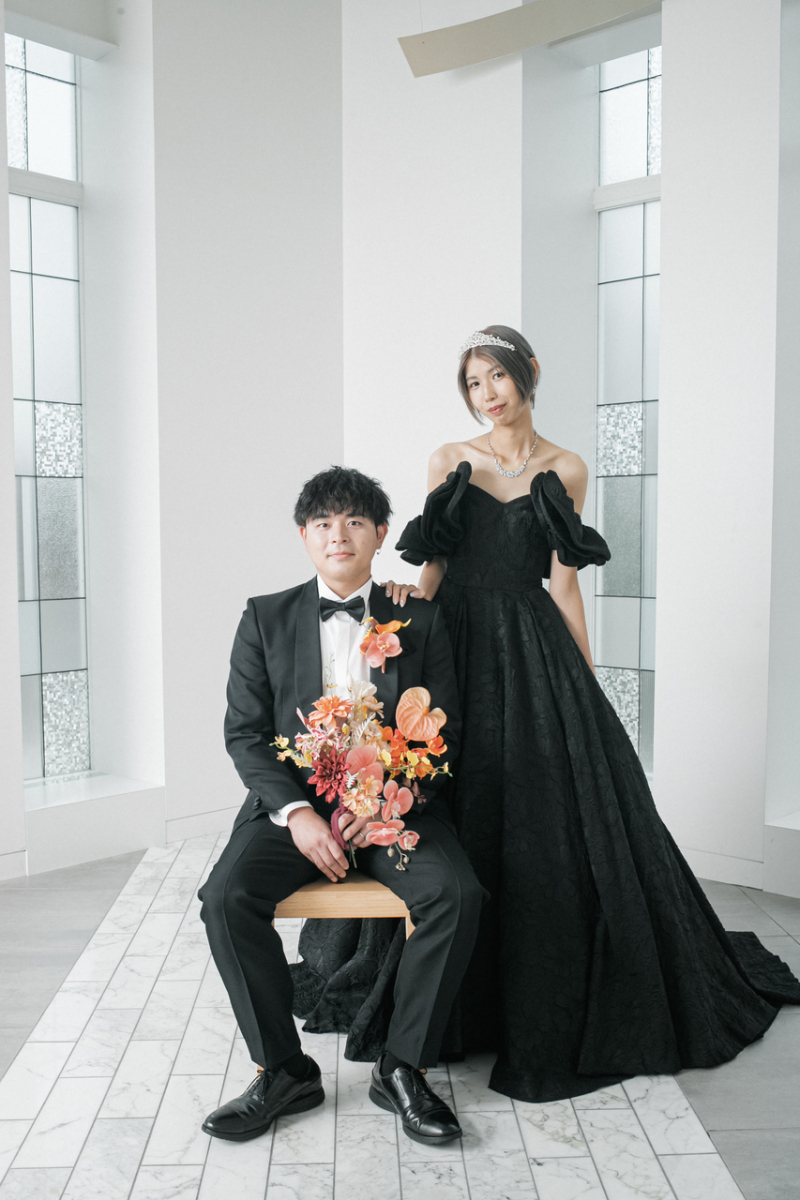 ブラックコーデに身を包み・・・