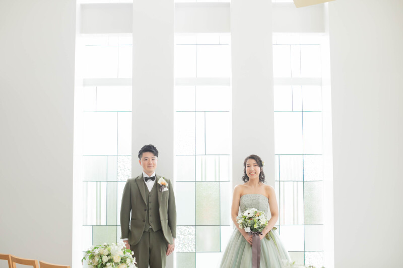 チャペルの窓をバックに…