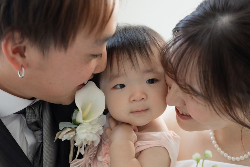 誓いのキスではお子様を挟んでご撮影♪