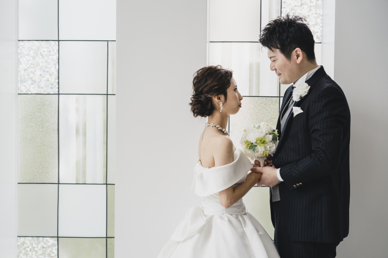 シンプルなドレスに大きめのアクセサリーを…