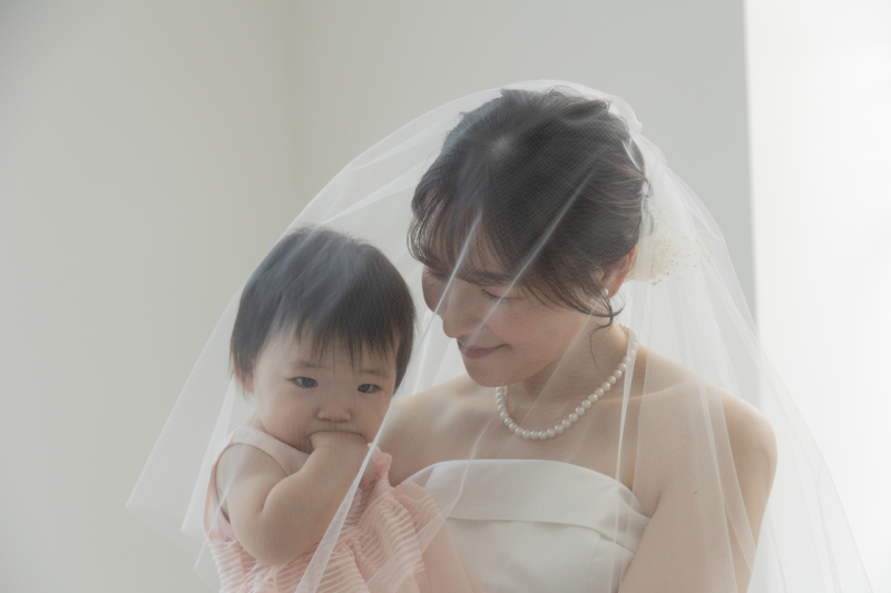 お子様とベールに包まれながらの温かいショット♪
