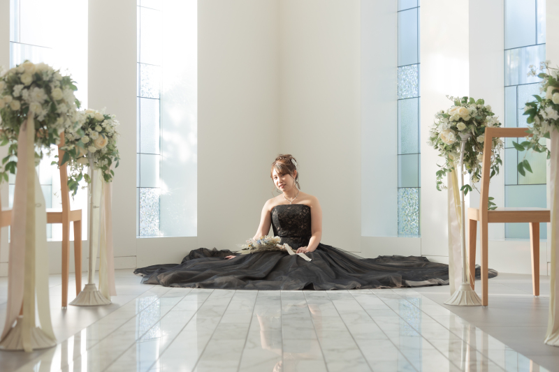 チャペルでふんわりと座りながらのご撮影