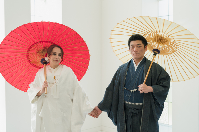 手を繋いでとっても仲良しご夫婦ショット♡