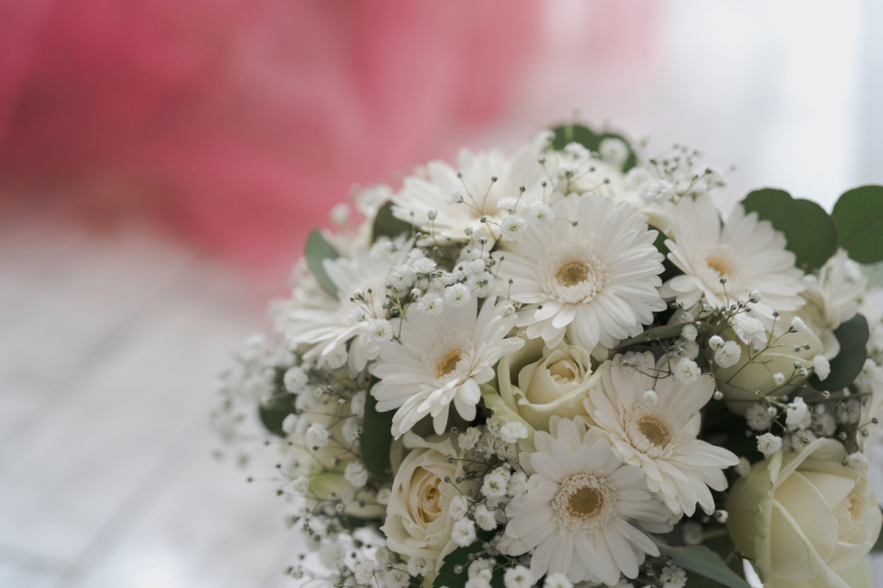 グリーン＆ホワイトの生花ブーケ