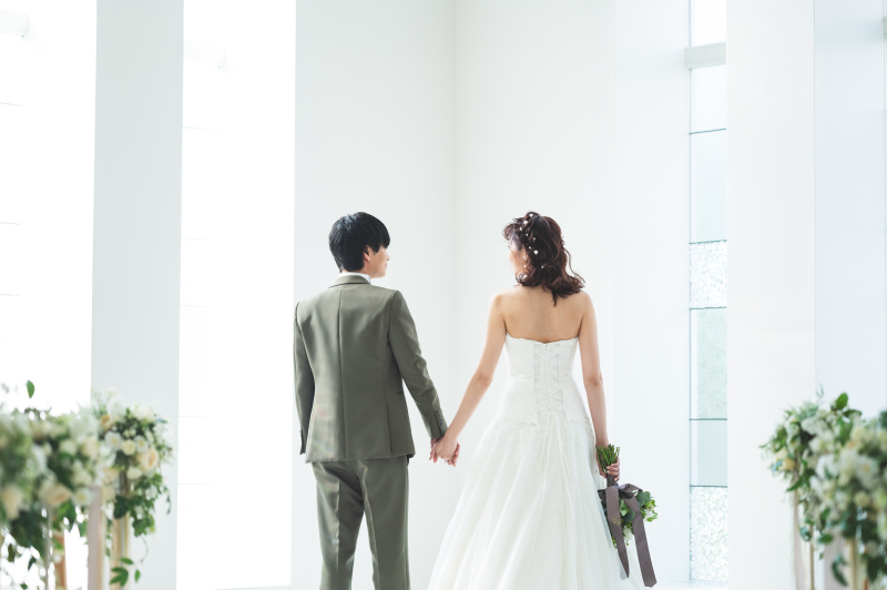 白チャペルにドレスが映える！