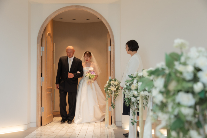 続いて新婦、お父様と入場