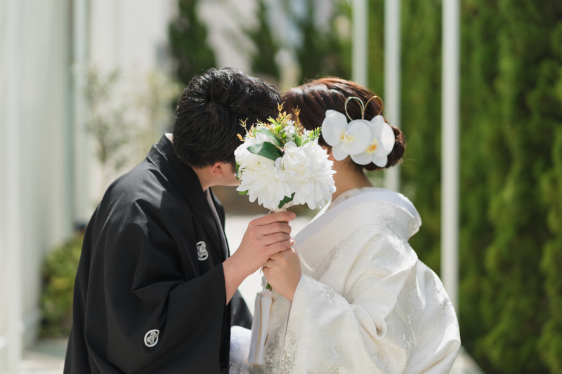光の中でそっと寄り添う、かけがえのないひととき。