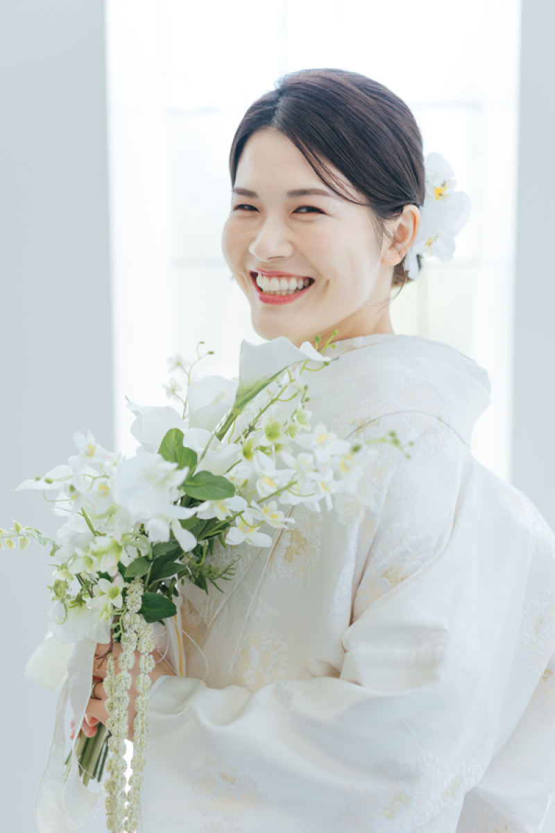白無垢に、花の祝福を