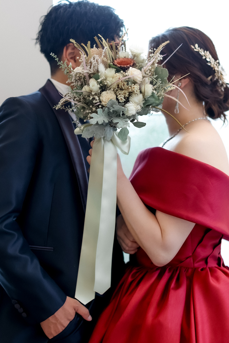 ブーケで顔隠しショット