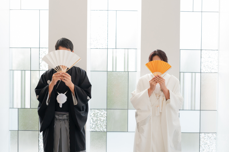 新郎新婦の顔隠しショット