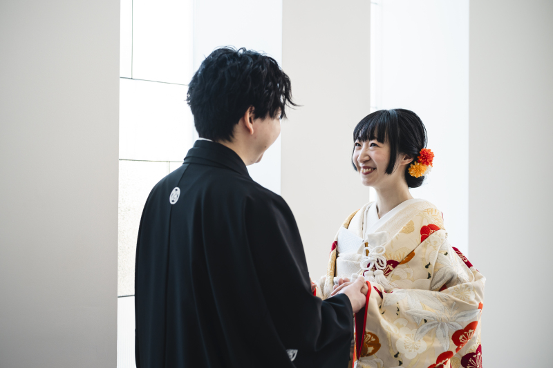 手を取り合って