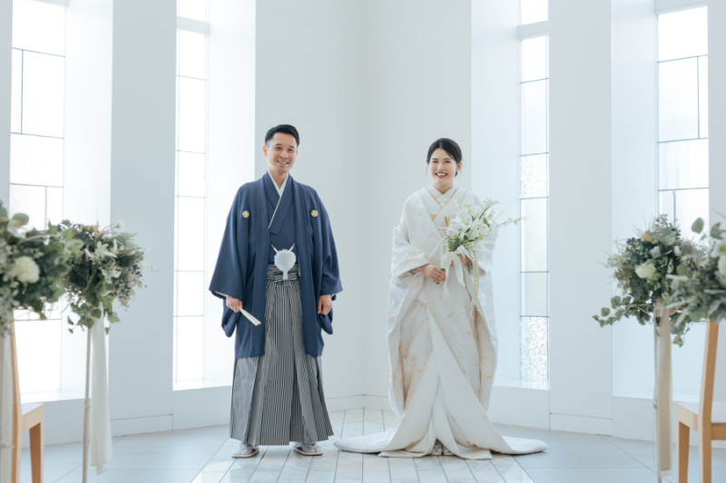 白無垢の静けさと、紺の紋服の凛々しさ