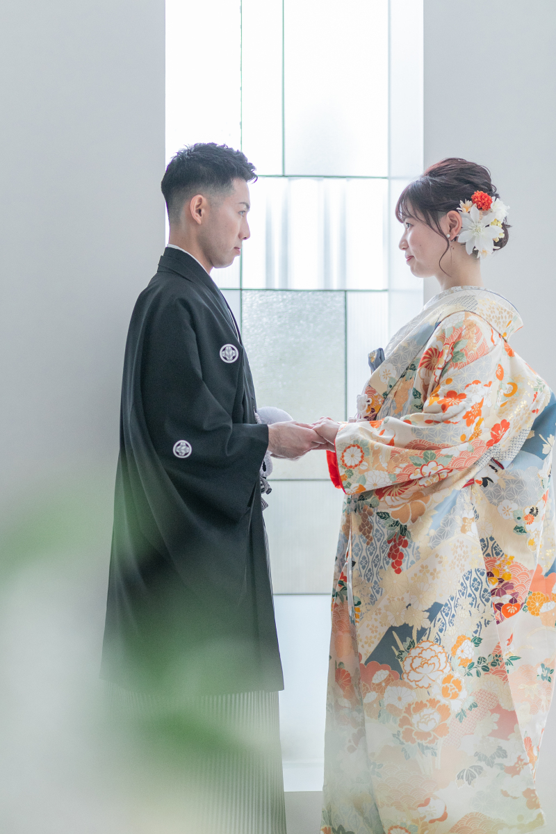 手を取り合って