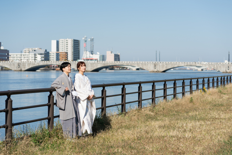 万代橋をバックに♪