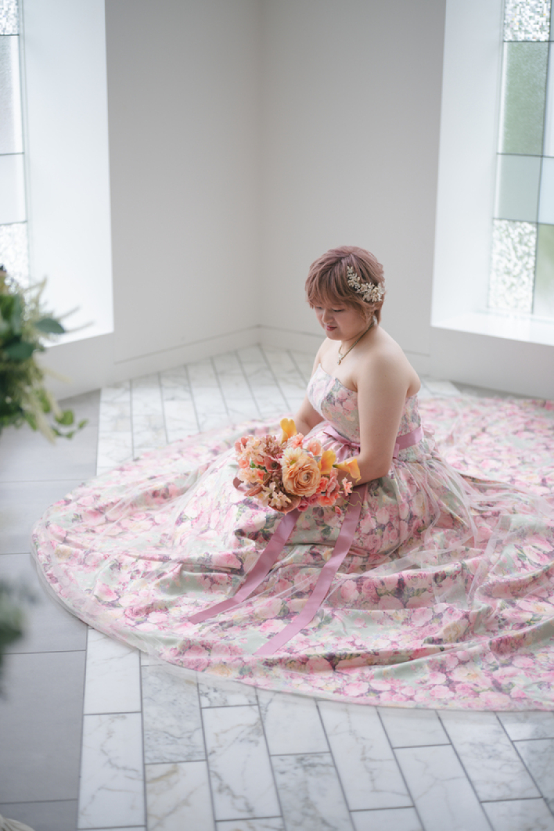 光に映える、可憐な花嫁様