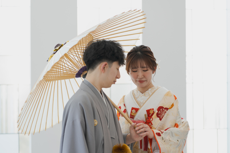 和傘でお二人だけの時間を味わって&hellip;