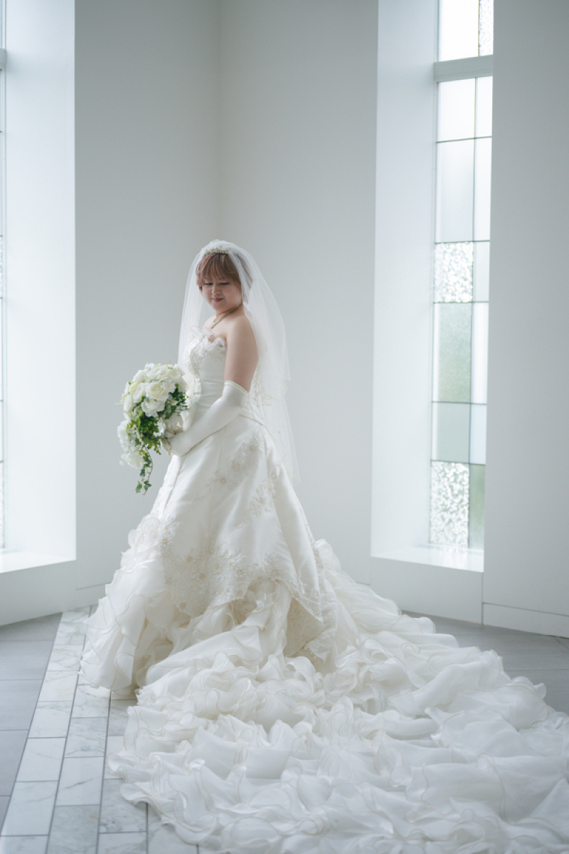 光に包まれたロングトレーンの花嫁様
